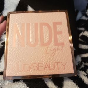HUDA Beauty nude light